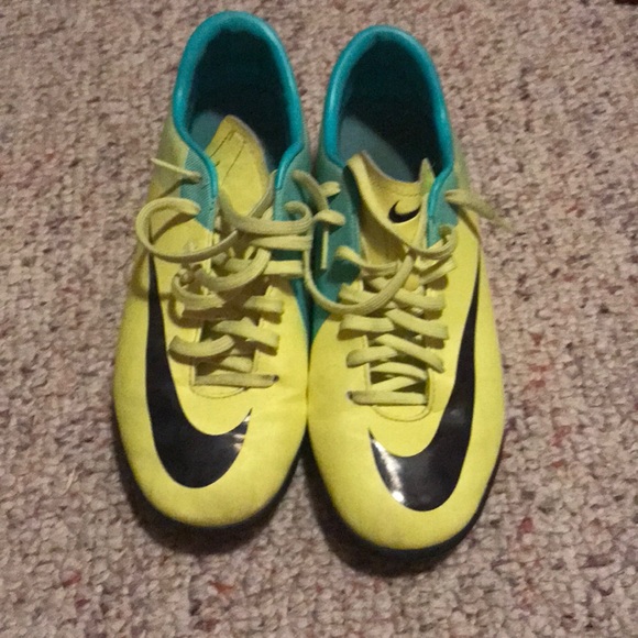 Men’s 8.5 Nike indoor soccer shoe - Picture 2 of 3